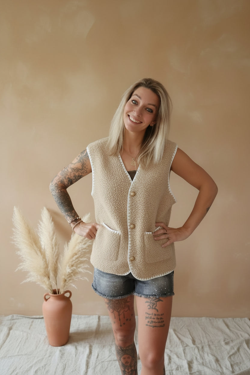 Bouclé Weste Damen Creme mit V-Ausschnitt & Goldknöpfen – Boho Gilet S/M Frontansicht, natürliches Licht
