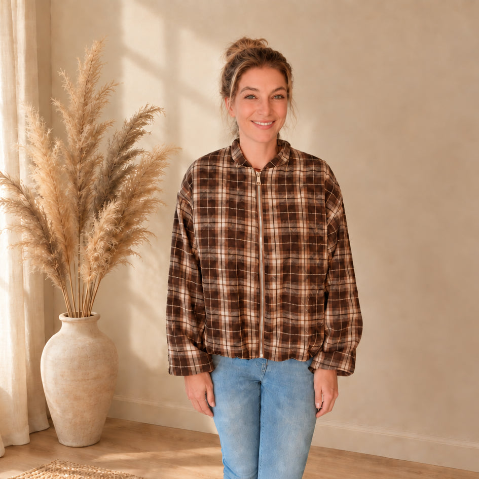 Braun-beige karierte Damenjacke mit Kragen und Reißverschluss, gerade Frontansicht am Model