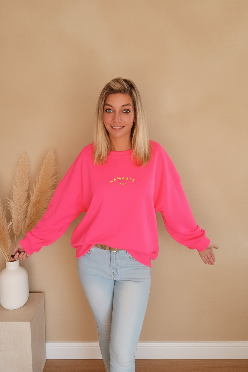 Namaste 24/7 Oversized Sweatshirt Pink – Frontansicht mit gelbem Ärmel-Print, Pampas-Deko
