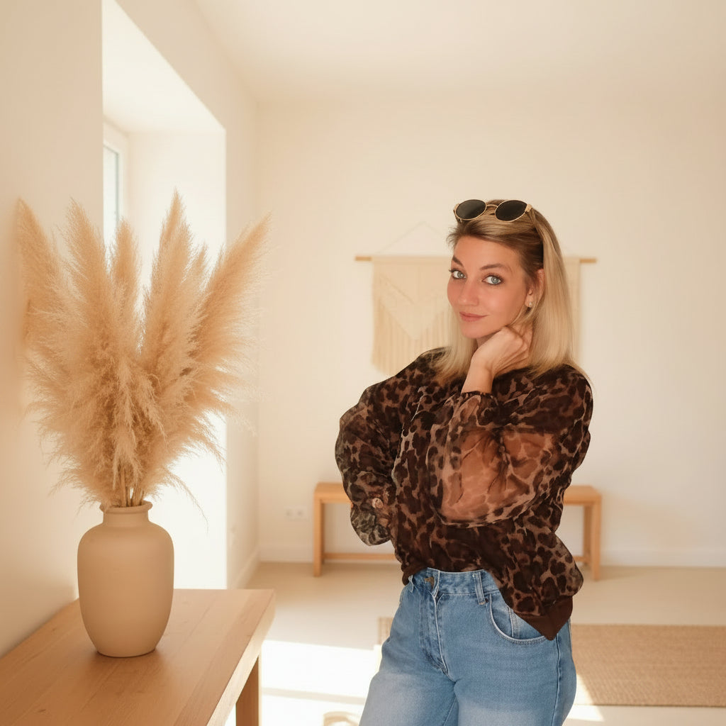 Dunkelbraunes Leo-Shirt Damen in lässiger Stylingpose
