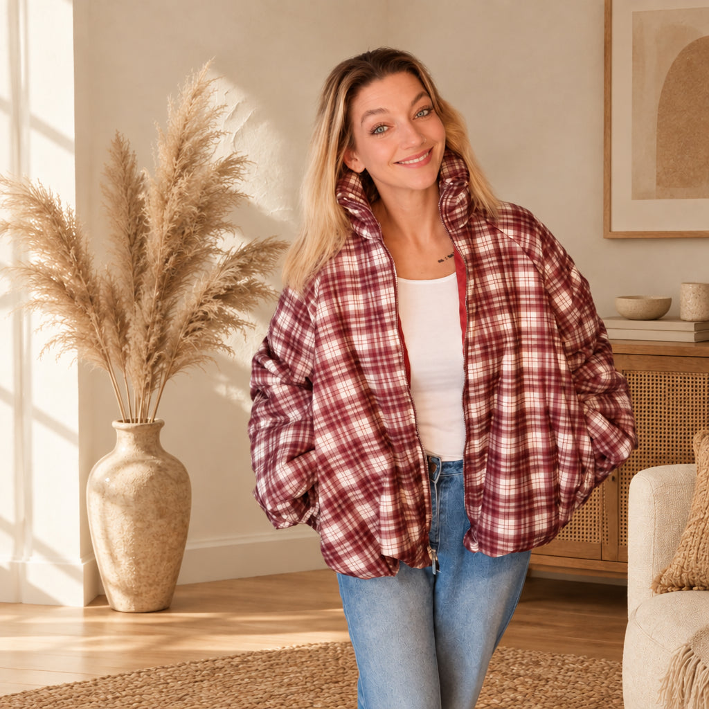 Karierte Damenjacke in One Size, Bordeaux, Creme und Weiß, offen getragen in naher Frontansicht.