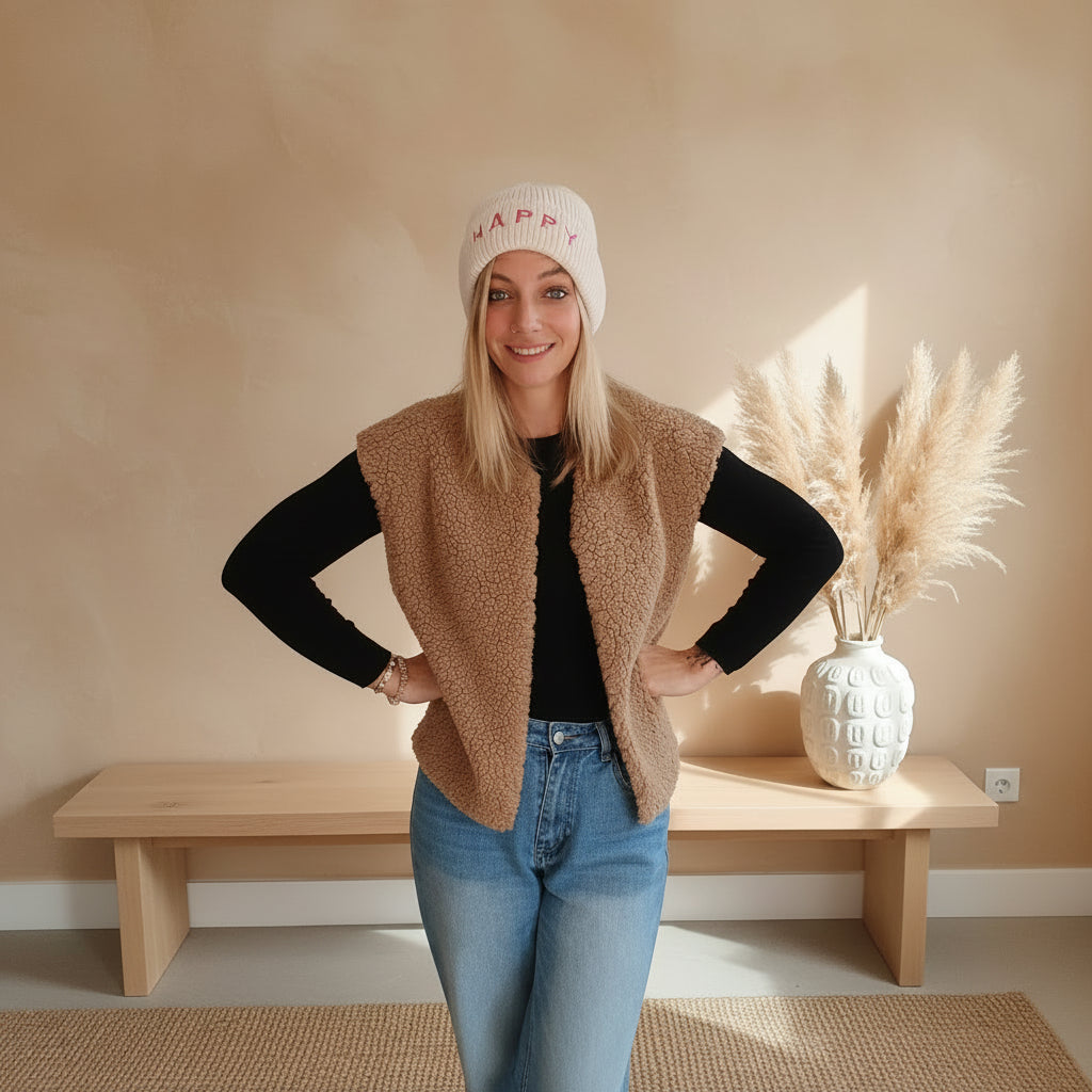 Cremefarbene HAPPY Strickmütze für Damen in seitlicher Frontansicht mit rotem Schriftzug