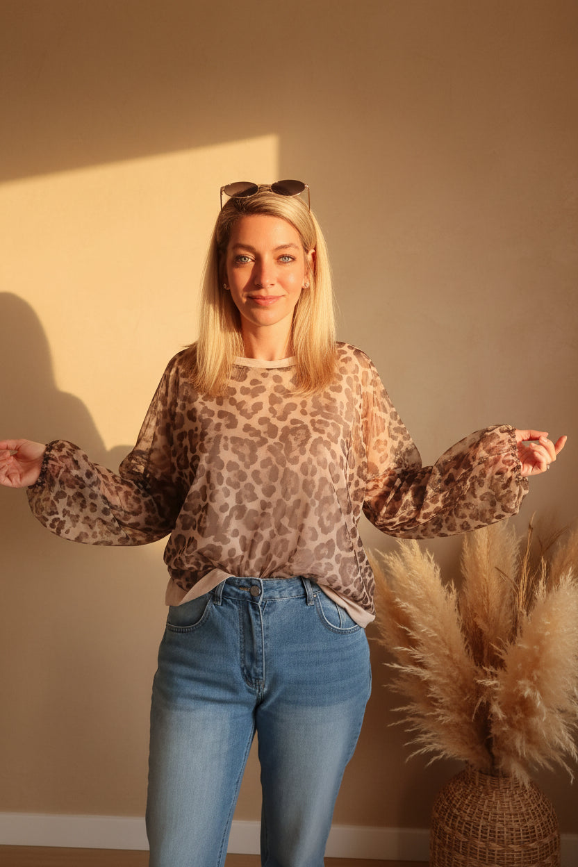 Damen Oversize Leo-Pullover in Beige und Braun in Frontansicht mit ausgestellten Ärmeln