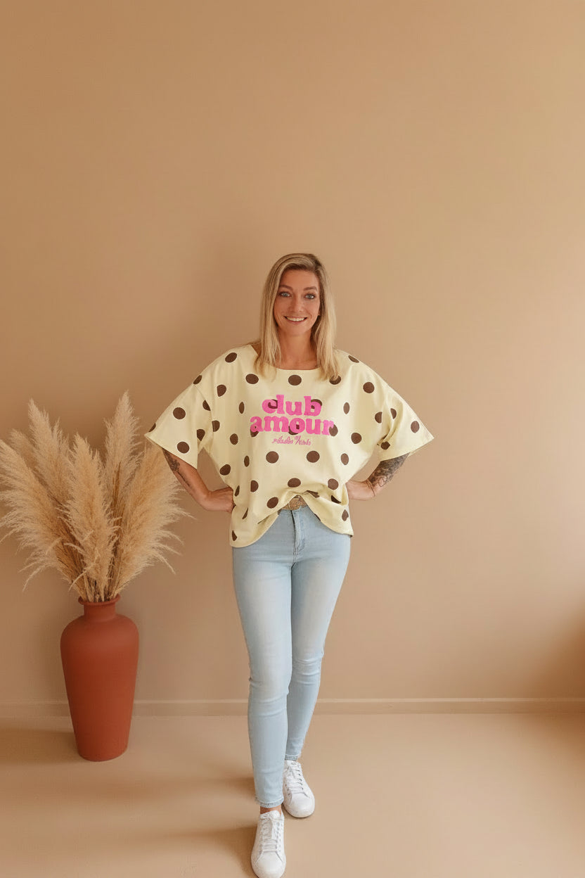 Club Amour x Studio Paris Oversize T-Shirt Gelb Polka-Dot – Frontansicht lächelnd, Ganzkörper mit Jeans, Boho Lifestyle