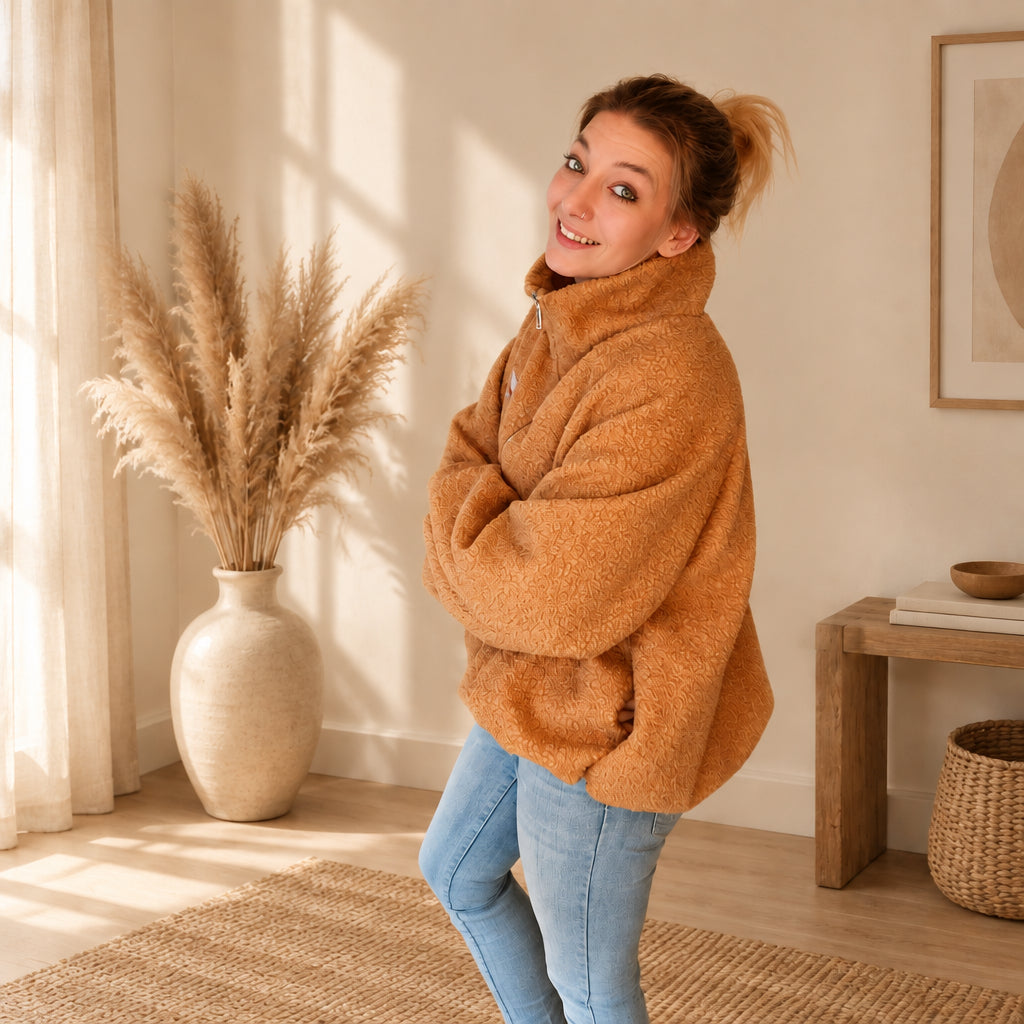 Karamellbraune Damen-Teddyjacke mit geschlossenem Reißverschluss, seitliche Ansicht