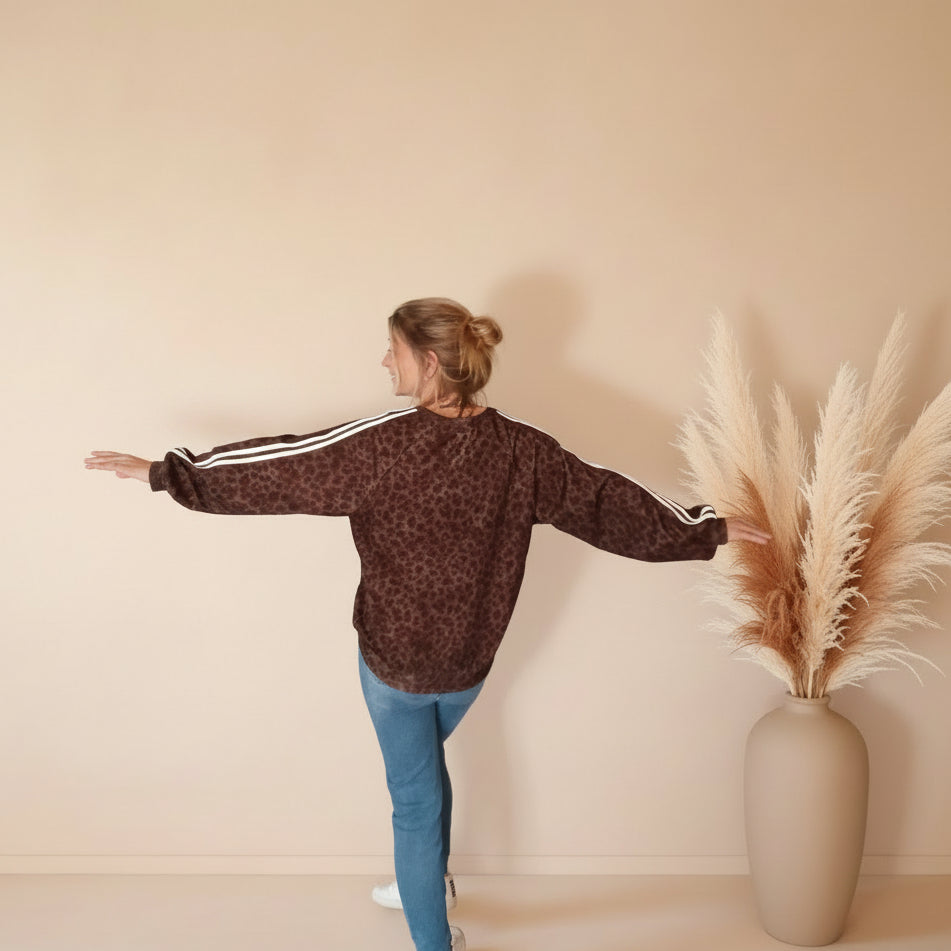 Rückansicht braunes Leo Sweatshirt Damen mit weißen Doppelstreifen an den Ärmeln