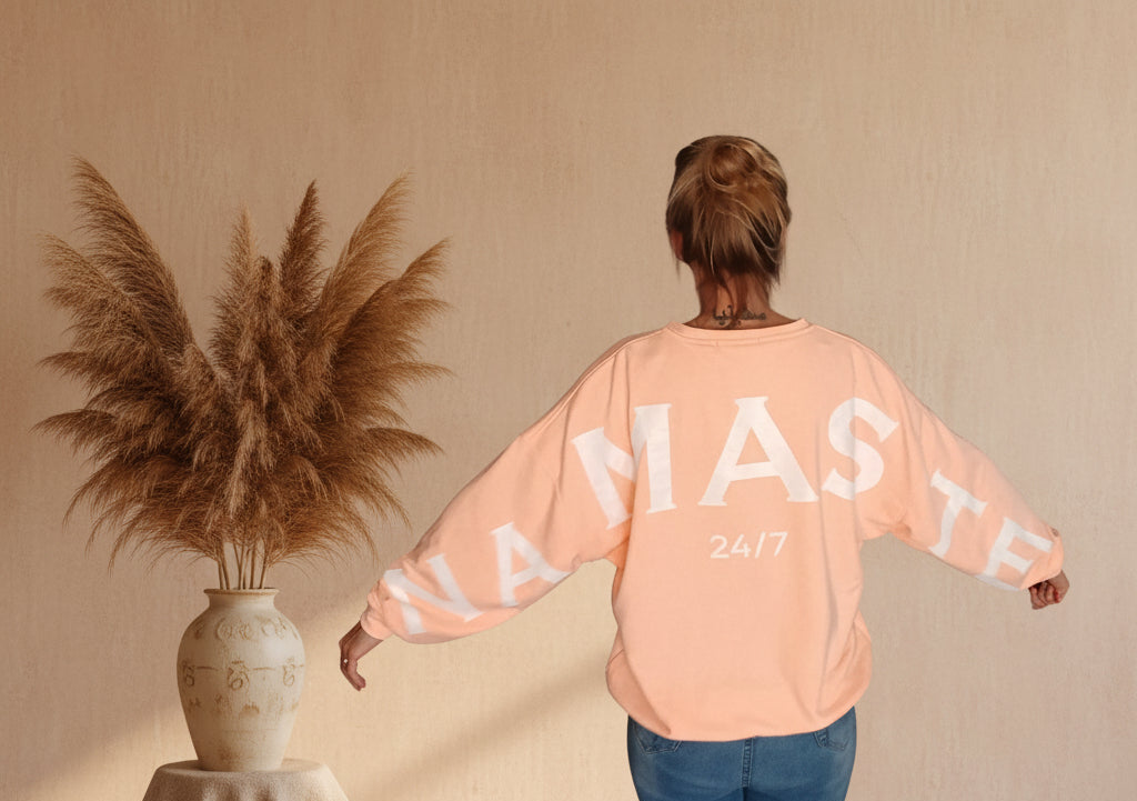 Rückansicht Peach Oversize Sweatshirt Damen mit weißem NAMASTE-Print über Rücken und Ärmeln