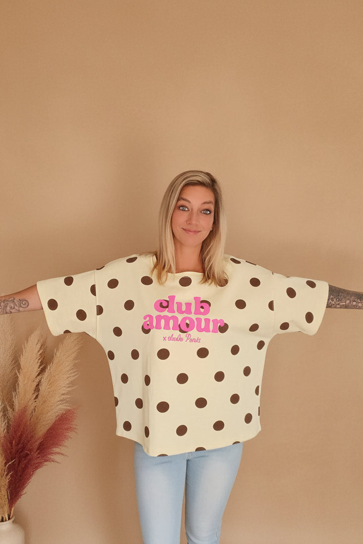 Club Amour x Studio Paris Oversize T-Shirt – T-Pose Frontansicht zeigt Oversize Passform, Pampas Deko