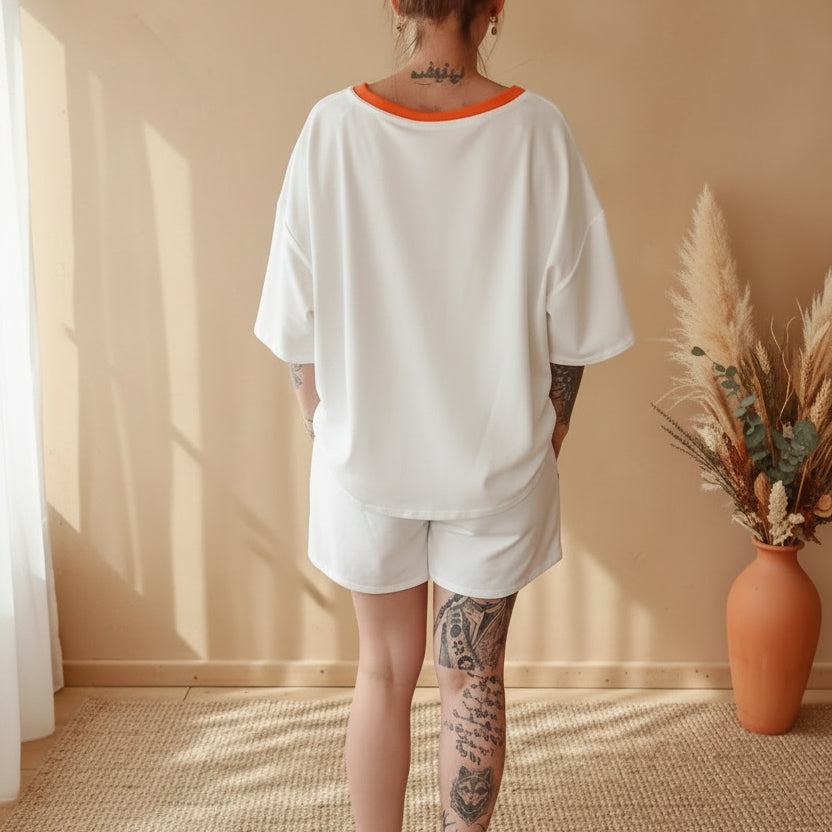 Weißes Boho-Luxe Damen-Set aus Baumwolle mit orangefarbenem Ausschnitt.