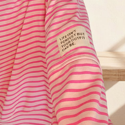 Detailansicht des Ärmel-Labels auf rosaweiß gestreiftem Damen Sweatshirt