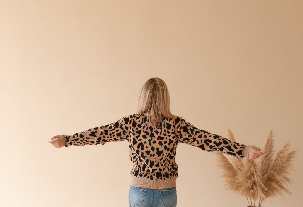 Rückansicht des Zwillingsherz Leo-Pullovers Damen in Beige mit Leopardenmuster