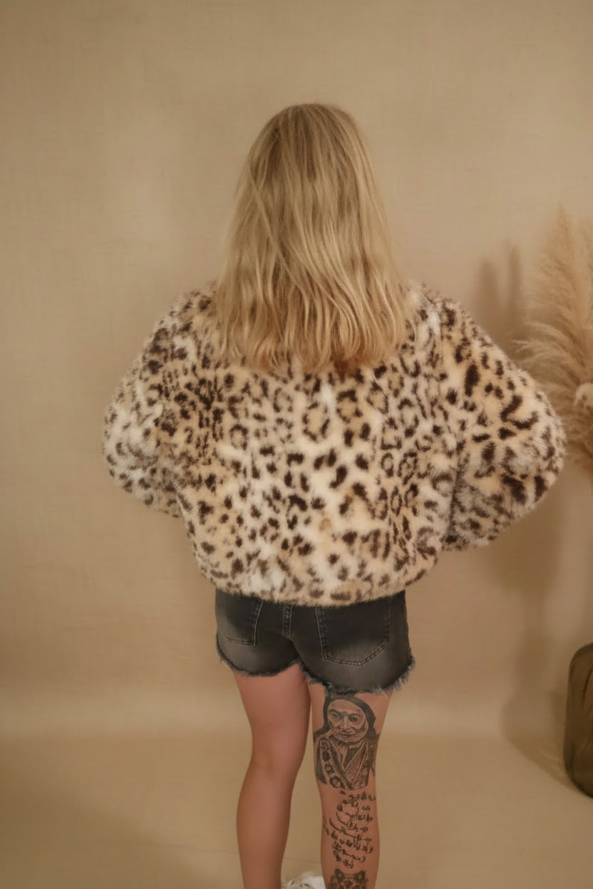 Leopard Jacke Damen Rückansicht beige – Kunstfell Leo-Print Schnitt kurz