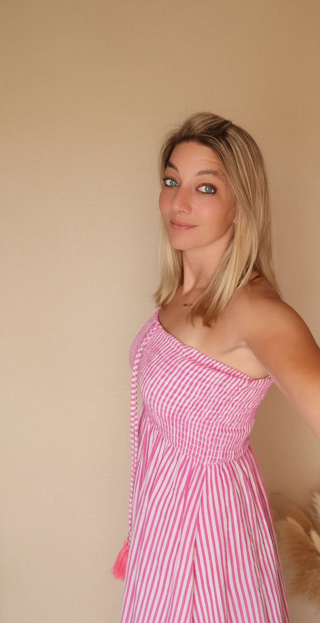 Boho-Luxe One-Shoulder-Kleid aus Baumwolle mit rosa-weißem Streifenmuster