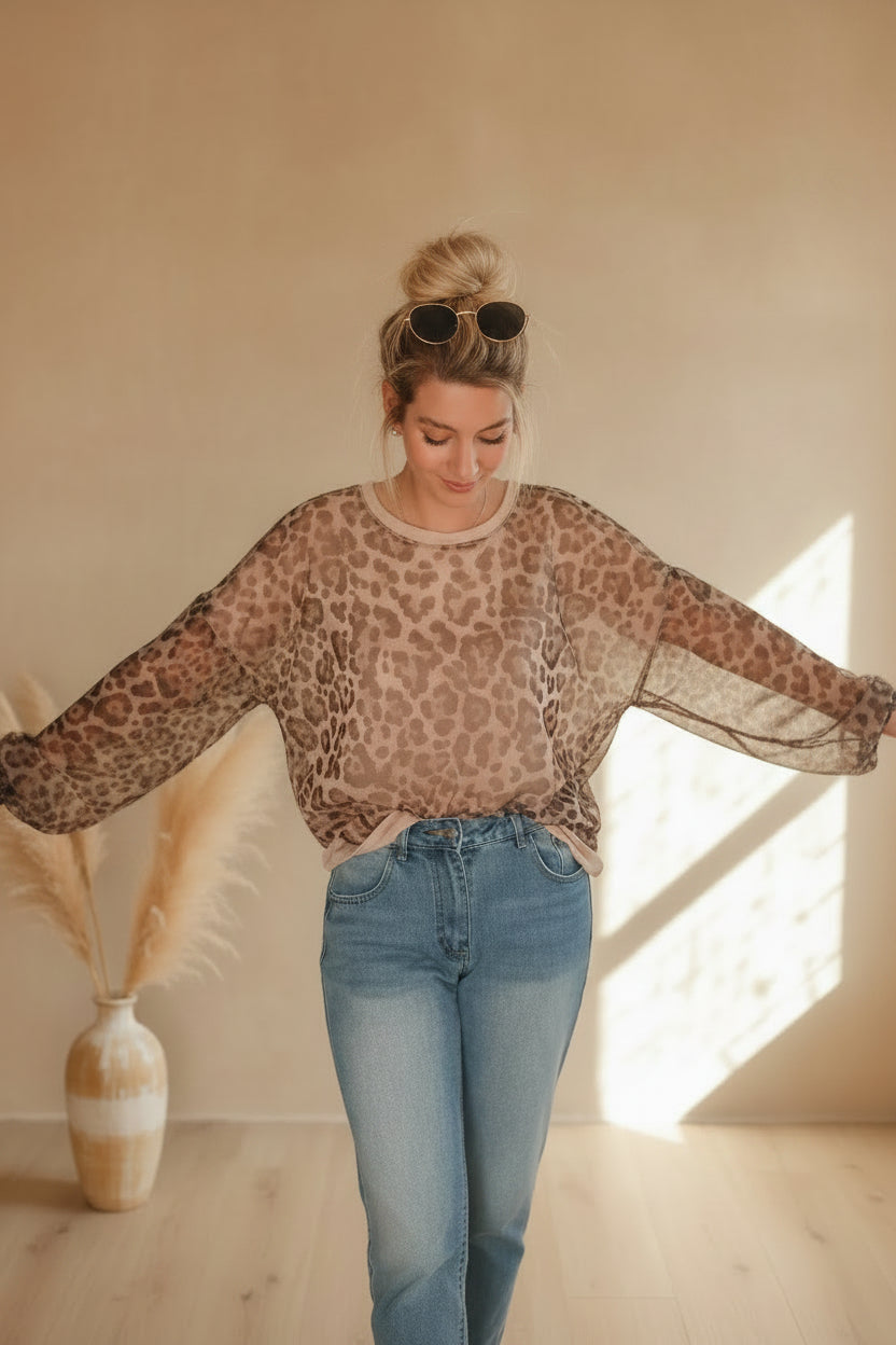 Damen Oversize Leo-Pullover in Beige und Braun in leicht seitlicher Frontansicht