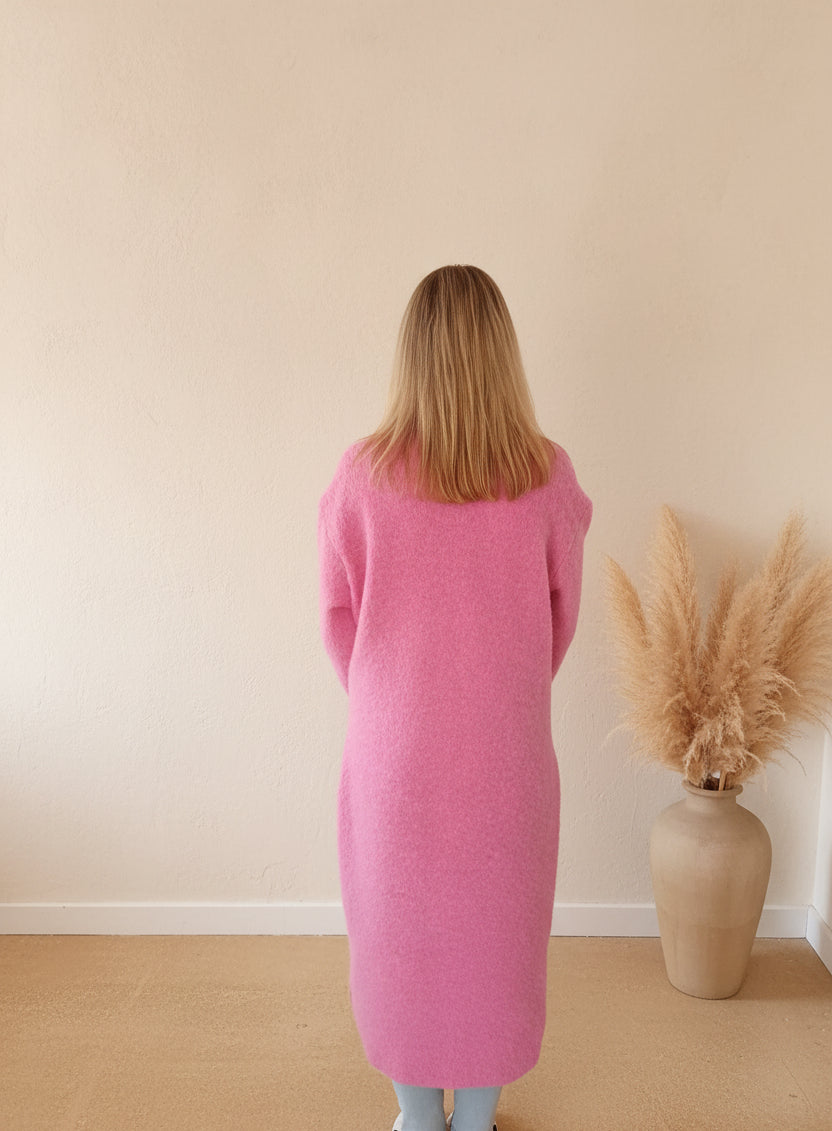 Longmantel Pink Rückenansicht – Oversized Schnitt, Pampas Vase heller Hintergrund