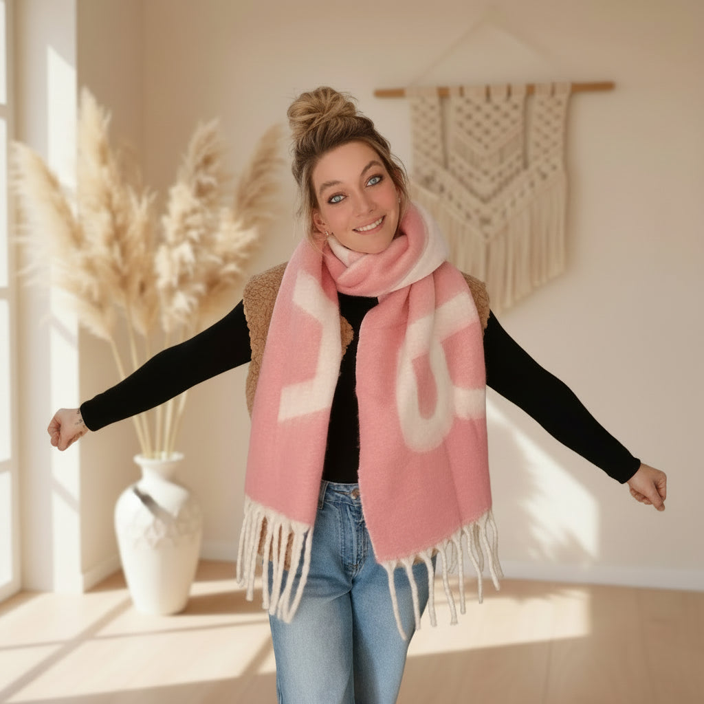 Frau in Boho-Luxe Style mit rosa AMOUR Schal aus weichem Material und Fransen von SK-Style & Kompetenz