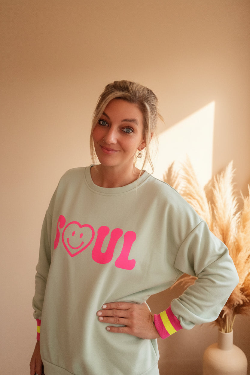 Boho-Luxe mintgrüner Sweatshirt aus weichem Stoff mit pinkem Soul-Print.