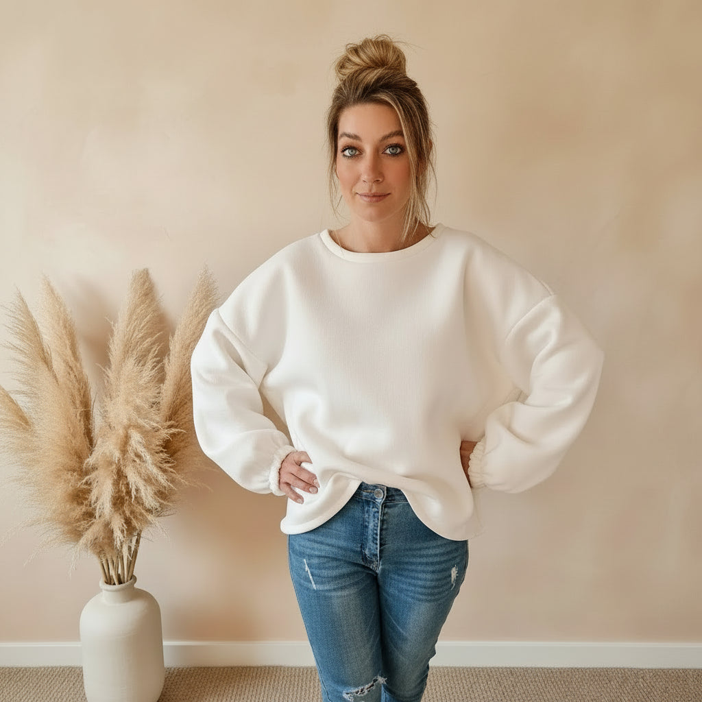 Weißes Damen Sweatshirt Oversize – selbstbewusste Pose, Rundhals, kuschelig und stylish