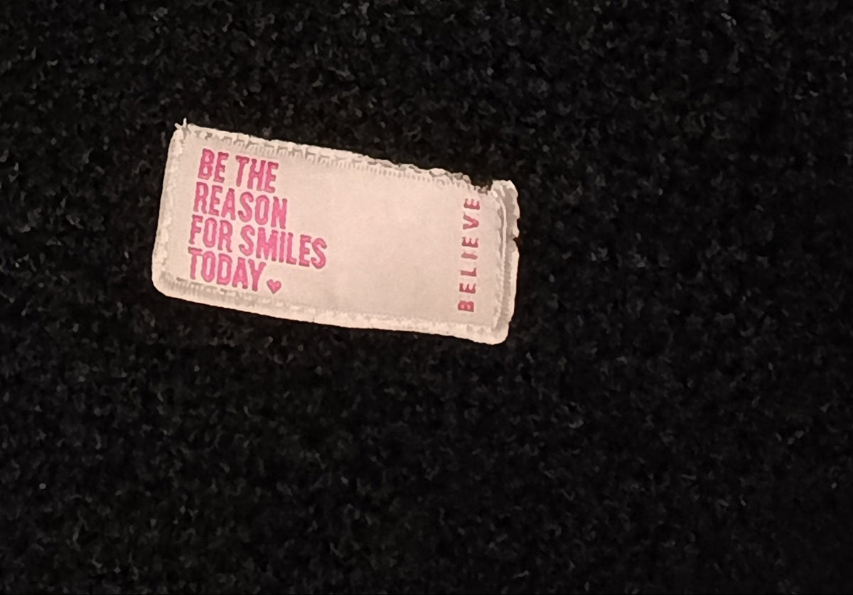 Teddyjacke Damen Pink – Detailshot Label „Be The Reason For Smiles Today"