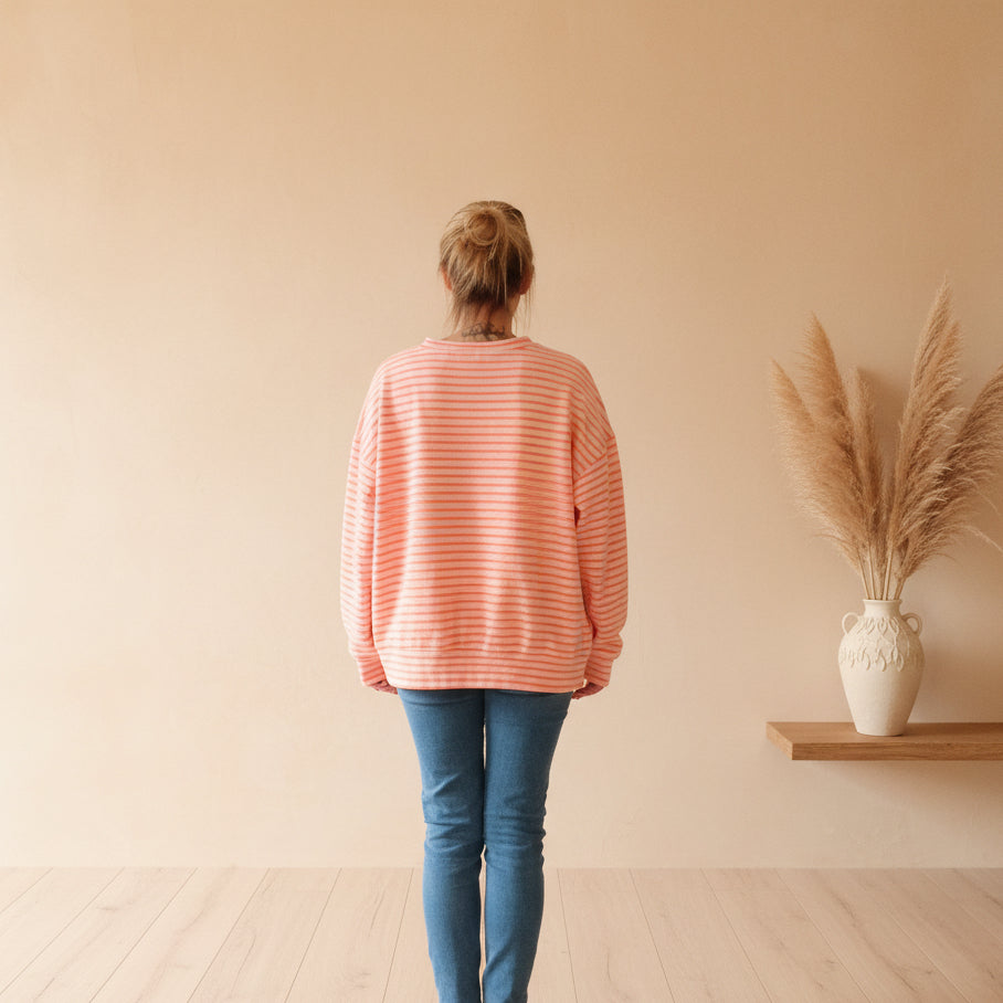 Rückansicht peachweißes Streifen Sweatshirt Damen in lockerer Passform