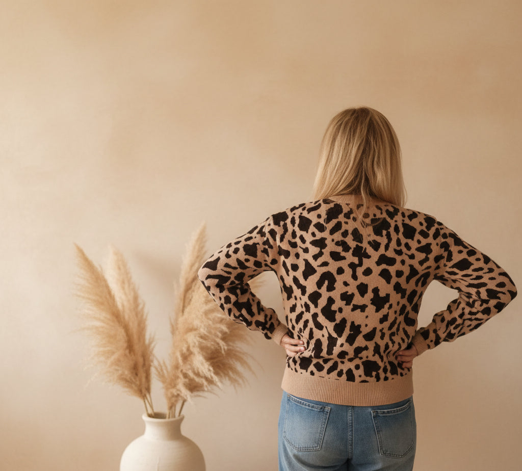 Zwillingsherz Leo-Pullover Beige mit Leopardenmuster, detaillierte Rückansicht am Model