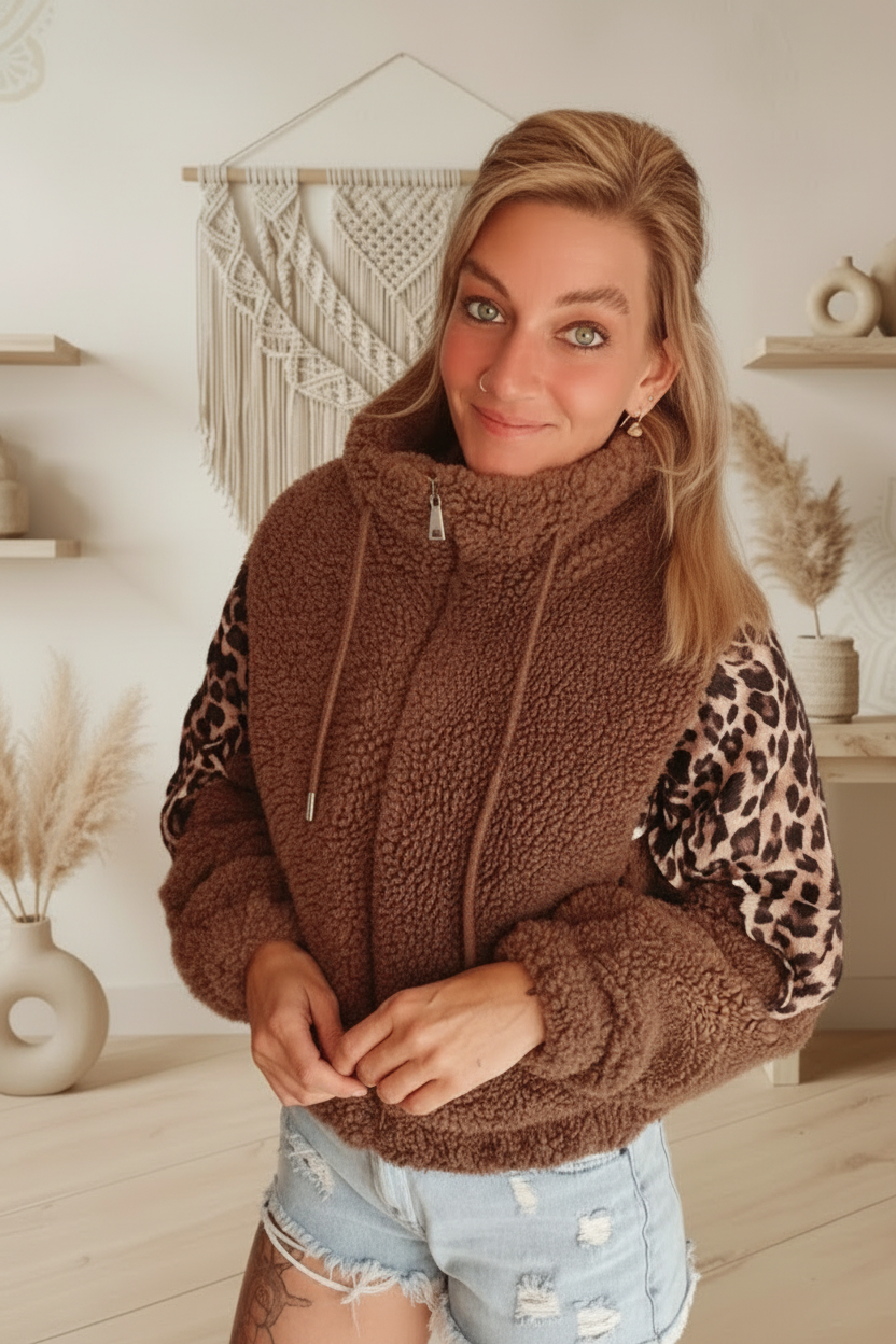 Boho-Luxe braune Teddy-Fleecejacke mit Leopardenmuster-Ärmeln für Damen.