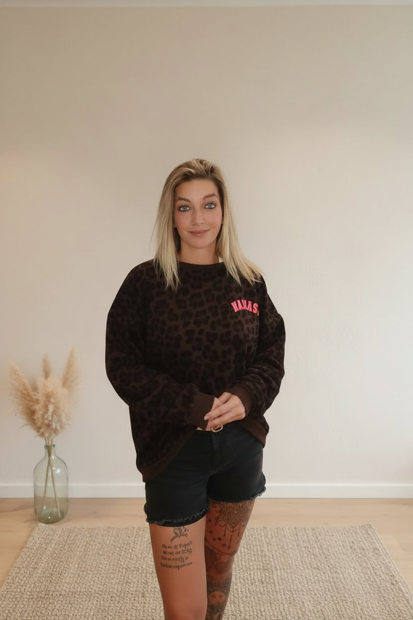 Namasté Oversize Sweater Leo – lässige Pose pinker Namasté-Print, warmes Sonnenlicht