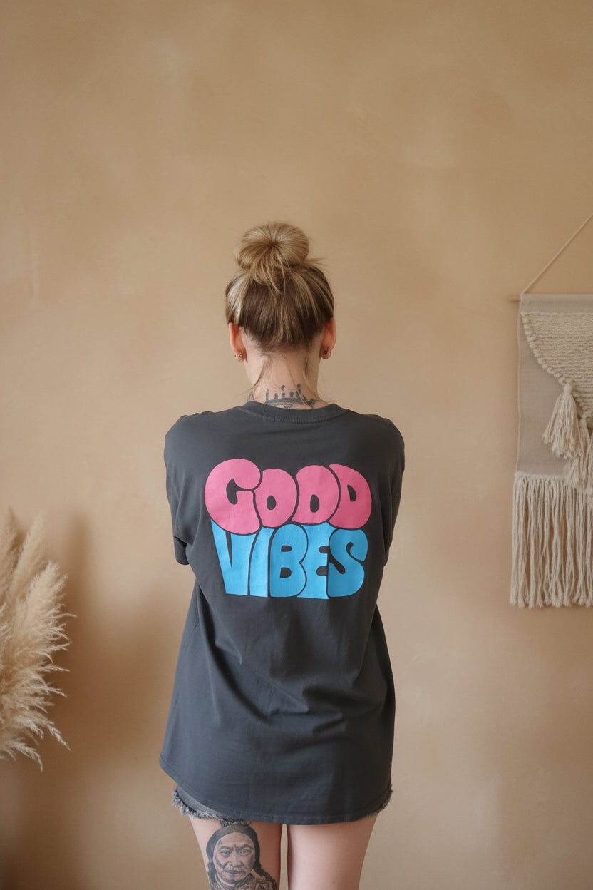 Good Vibes T-Shirt Rückenansicht – Voller GOOD VIBES Backprint Pink Türkis Anthrazit Boho