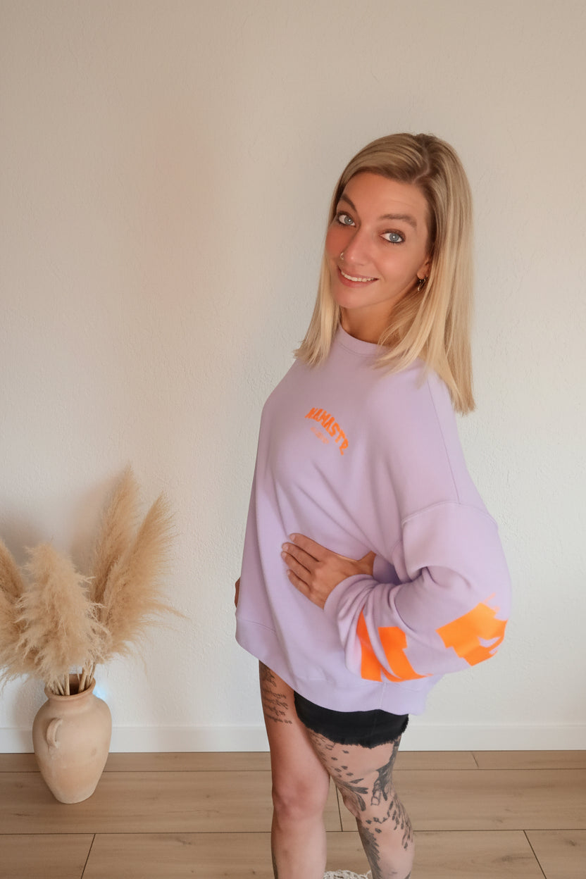 Namaste Sweatshirt Lila Orange Damen – Seitenansicht Oversize-Fit, lässiger Boho-Look