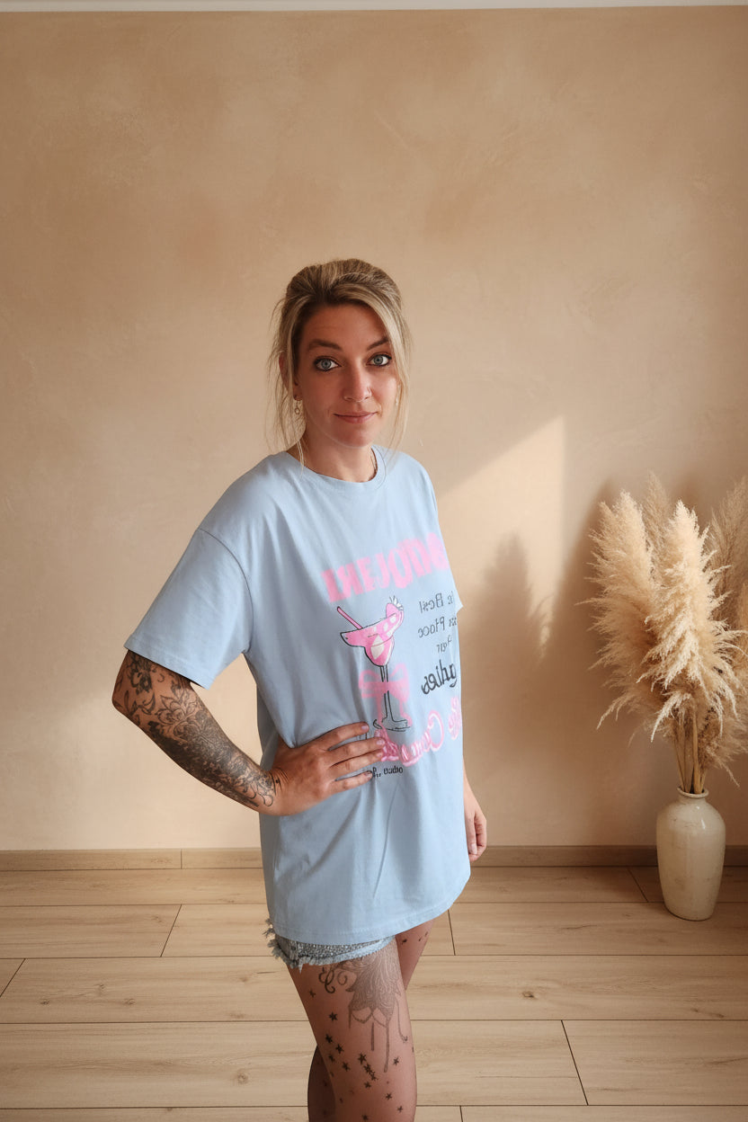 Hellblaues Boho-Luxe T-Shirt aus Baumwolle mit pinkem Print für einen extravaganten Look.