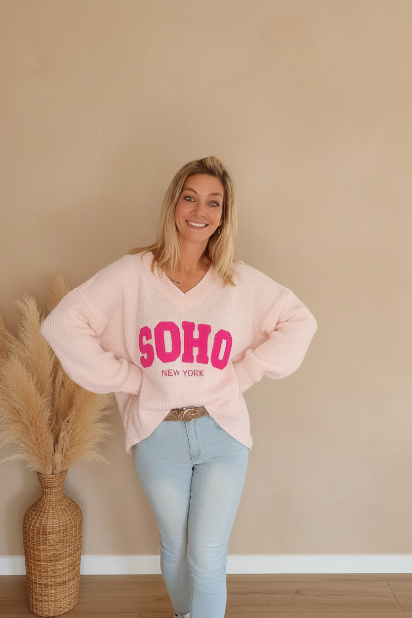 SOHO New York Strickpullover Rosa – Frontansicht lächelnd, kombiniert mit heller Jeans und Sneakern
