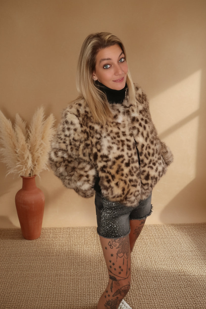 Leopard Jacke Damen schwarzer Stehkragen Ganzkörper – Arme ausgestreckt Kunstfell Leo-Print