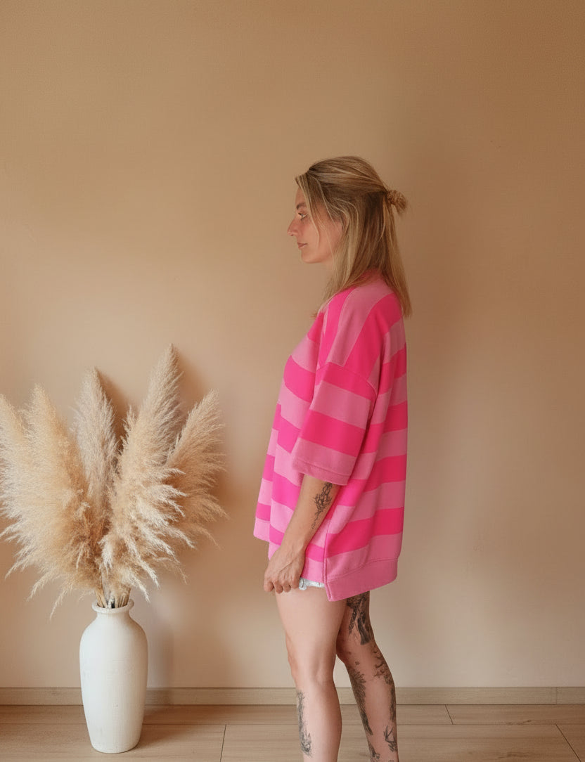 Oversize T-Shirt Pink Hellpink Gestreift – Seitenansicht, Pampas-Vase, entspannter Boho-Look