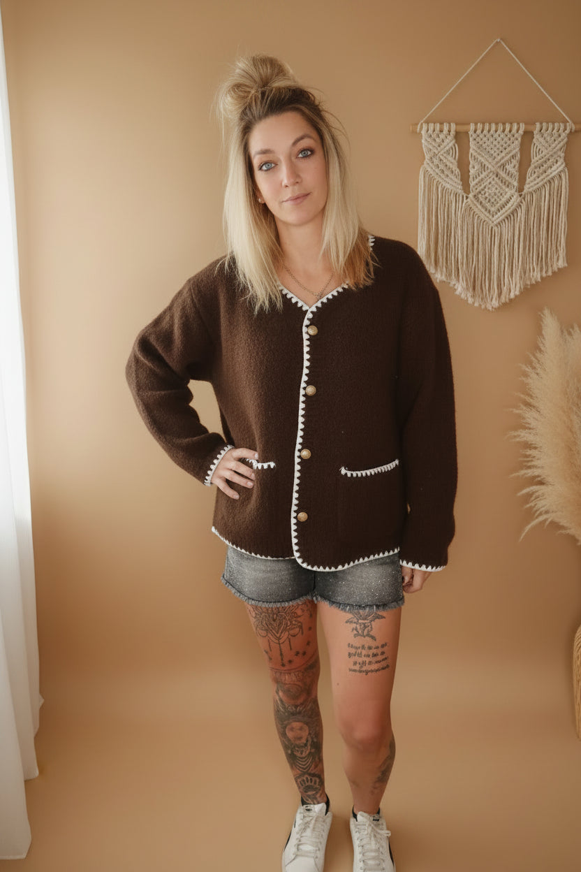 Bouclé Cardigan Braun – Detailaufnahme Häkelborte cremeweiß Goldknöpfe Nahaufnahme