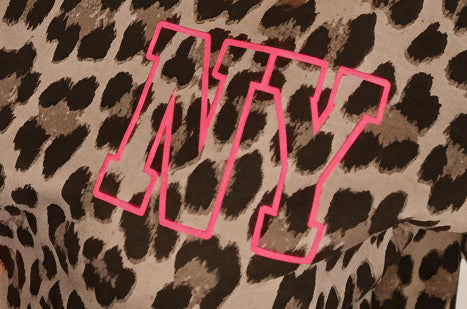 Detailansicht eines Damenpullovers mit Leopardenmuster und pinkem Print
