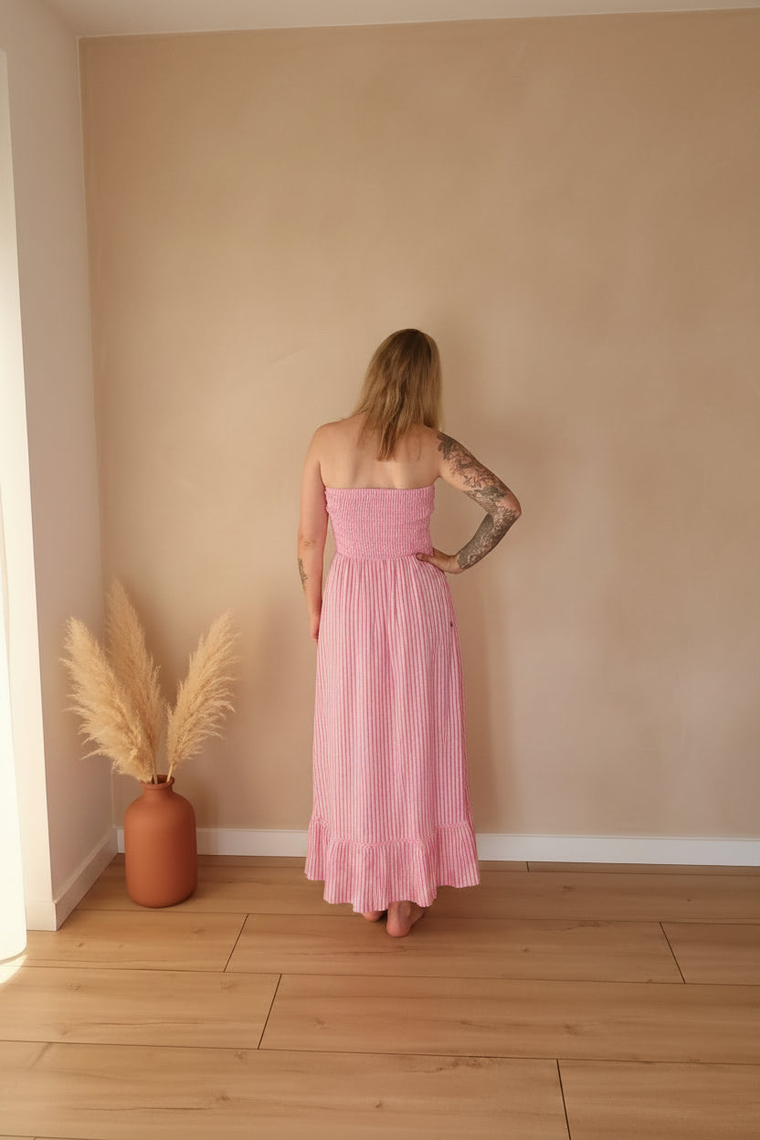 Boho-Luxe rosa gestreiftes Maxikleid aus Baumwolle für Damen.
