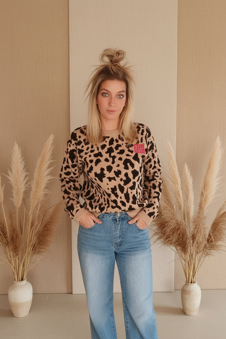 Zwillingsherz Leo-Pullover Damen in Beige mit schwarzem Leopardenmuster und rotem Brust-Patch, Frontansicht