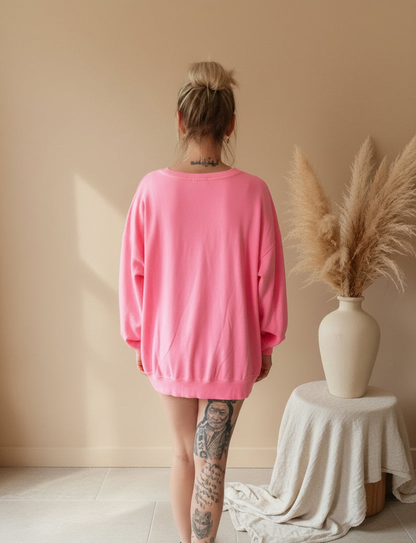 Rosa Oversize-Sweatshirt aus weichem Baumwollstoff im Boho-Luxe-Stil.