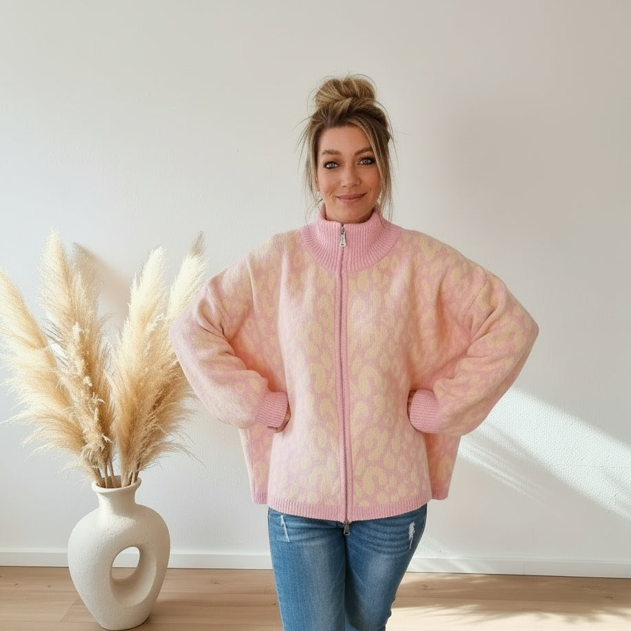 Nahaufnahme einer rosafarbenen Damen-Strickjacke mit geöffnetem Stehkragen und Reißverschluss