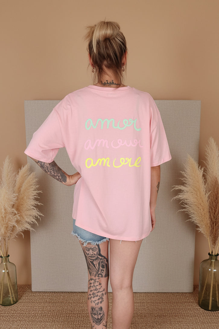 Rückenansicht: Oversize T-Shirt in Rosa mit buntem 'amor amour amore'-Schriftzug in Grün, Pink und Gelb