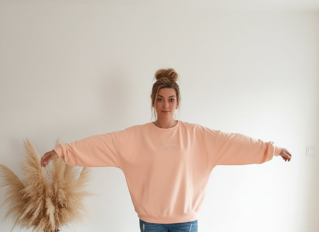 Peachfarbenes Namasté Sweatshirt Damen in lockerer Oversize-Passform mit ausgebreiteten Ärmeln