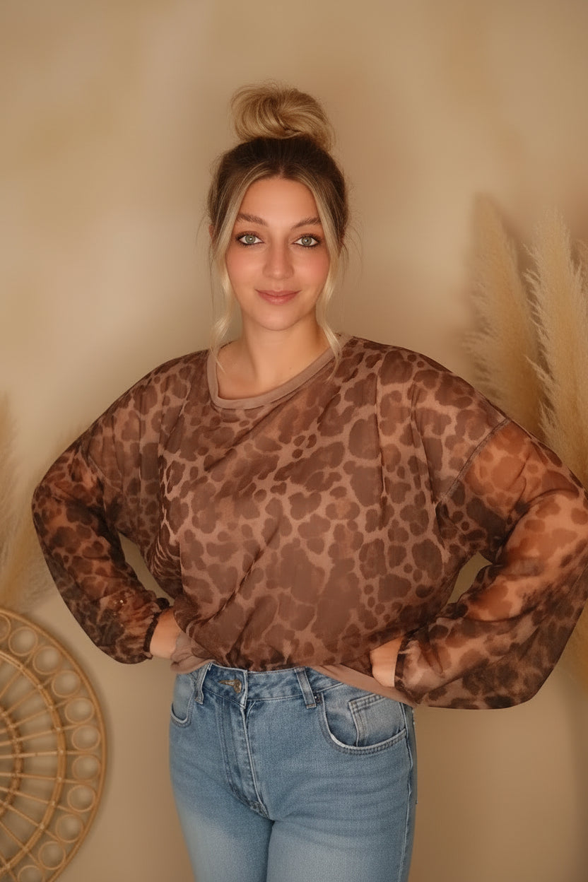 Leo-Oberteil Damen mit Animal-Print in lässiger Stylingpose