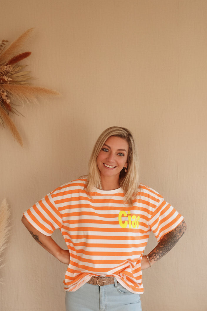 Boho-Luxe gestreiftes Baumwoll-T-Shirt in Orange und Weiß für Damen.