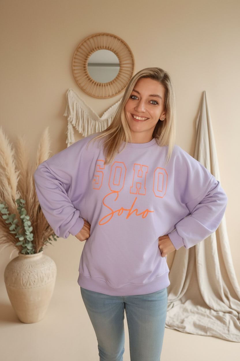 SOHO Sweatshirt Damen Oversized – Frontansicht Hände in Hüften Lavendel Lila