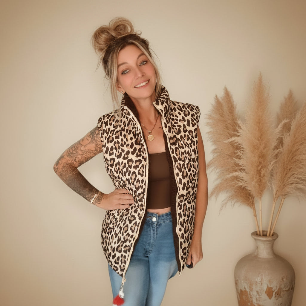 Damen-Wendeweste Leo Teddy mit Leo-Print, getragen mit schwarzem Top und Jeans