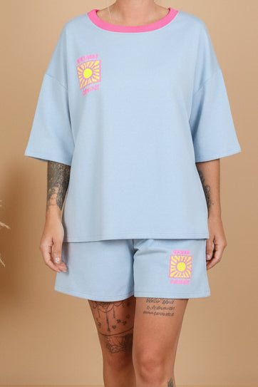 Hellblaues Boho-Luxe Set aus Baumwolle mit pinkem Ausschnitt und Sonnen-Print.