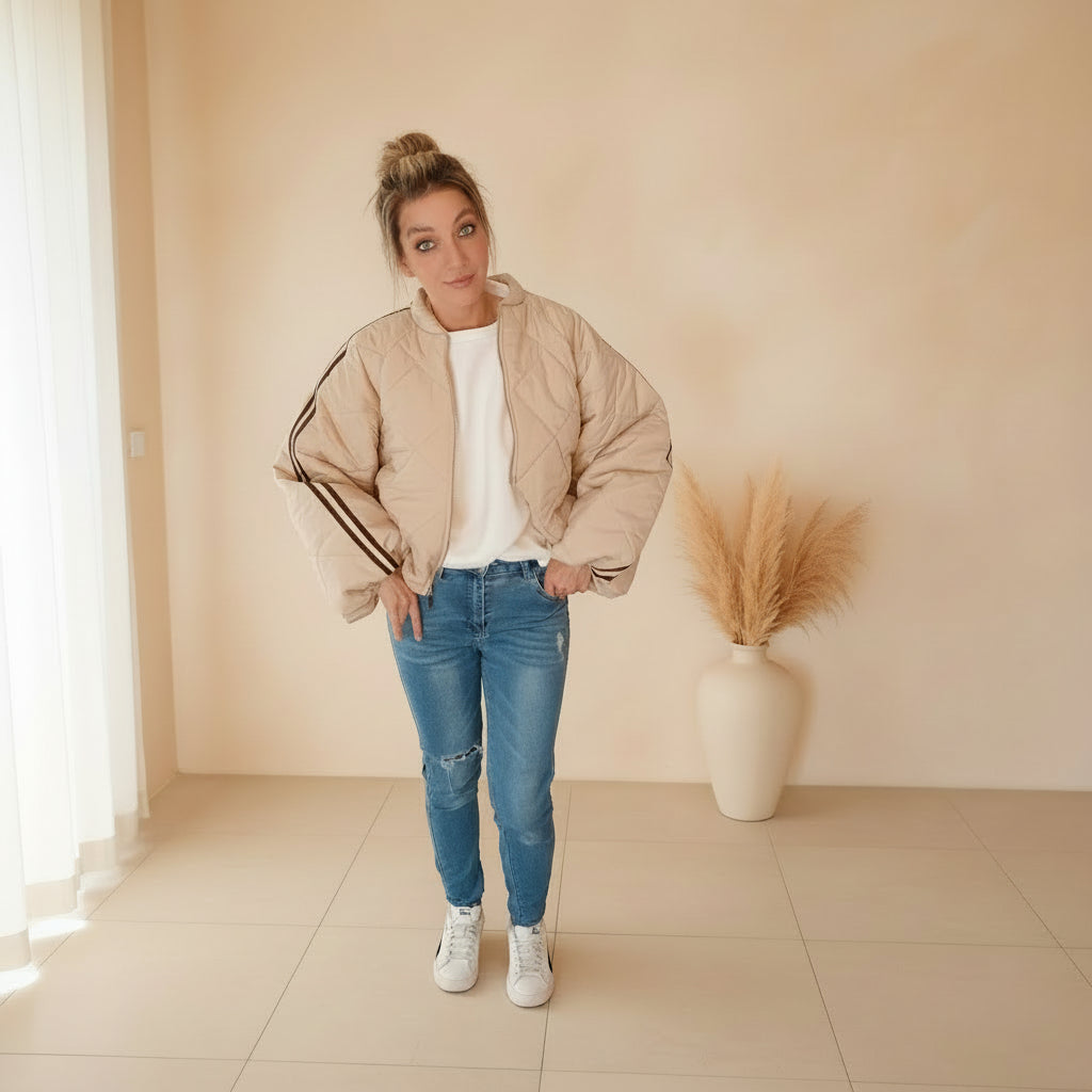 Oversize Damen Steppjacke Beige mit schwarzen Streifen an den Ärmeln und Reißverschluss, geschlossene Frontansicht