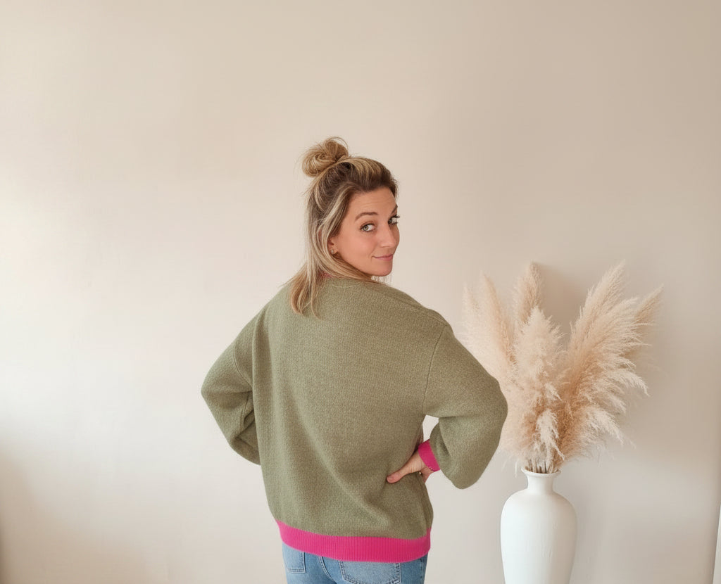 Zwillingsherz Strickpullover in Olivgrün mit pinken Bündchen, seitliche Rückansicht am Model