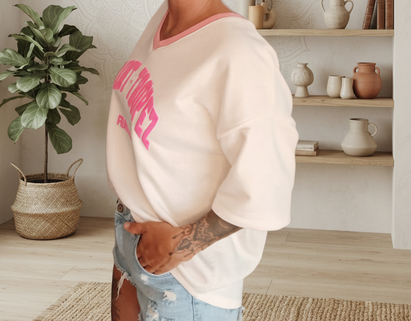 Boho-Luxe hellrosa V-Ausschnitt Shirt aus weichem Stoff mit pinkem Print.