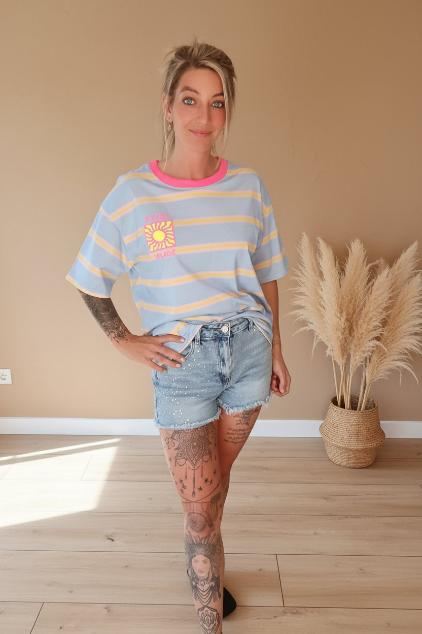Boho-Luxe Look: Hellblau gestreiftes T-Shirt aus Baumwolle und Denim-Shorts.